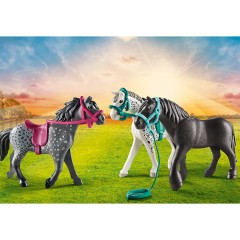 PLAYMOBIL 3er Set: 70510 Ponycamp-Ubernachtungswagen + 70995 Reitunterricht mit Pferdeboxen + 70999 Pferdeset 3x Pferde: Friese Набор из 3 штук: 70510 Пони-лагерь для ночлега + 70995 Уроки верховой езды с конюшнями + 70999 Комплект для лошадей 3 лошади: ф
