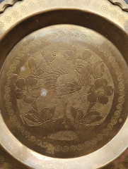 Блюдо декоративное винтажное "Всемирная лютеранская ярмарка (Гонконг)", с изображением курицы и цветов, орнаментом, кованый, ручная работа, латунь, 25.5 см, Китай, 1900-40гг.