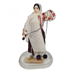 Фигурка винтажная Ainamoia / Arts Crisana, Oradea "Девушка в этническом костюме с пряжей", 23 см, Румыния, 1960-70гг.