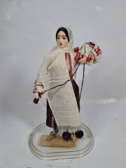 Фигурка винтажная Ainamoia / Arts Crisana, Oradea "Девушка в этническом костюме с пряжей", 23 см, Румыния, 1960-70гг.