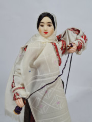 Фигурка винтажная Ainamoia / Arts Crisana, Oradea "Девушка в этническом костюме с пряжей", 23 см, Румыния, 1960-70гг.