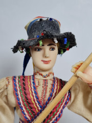 Фигурка винтажная Ainamoia / Arts Crisana, Oradea "Юноша в этническом костюме", 24 см, Румыния, 1960-70гг.