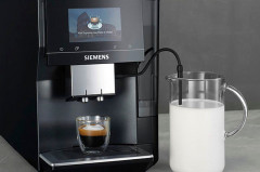 SIEMENS SIEMENS Kaffeevollautomat EQ700 classic TP707D06, Full-Touch-Display, bis 15 Profile speicherbar, Milchsystem-Reinigung Полностью автоматическая кофемашина SIEMENS EQ700 classic TP707D06, полностью сенсорный дисплей, возможность сохранения до 15