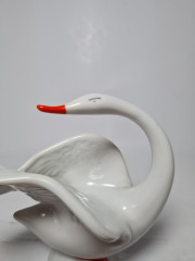 ARPO Curtea de Arges Фарфоровая фигурка "Лебедь с оранжевым клювом", 10,5см x 11см, Румыния, 1960-70гг.