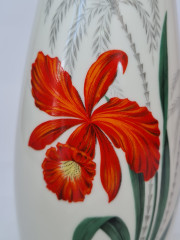 Ваза винтажная Bareuther Waldsassen Bavaria, белый фарфор с яркими красными цветами и позолоченным ободком, 28,5 x 7 см / 5 см, Германия, 1960-70гг.