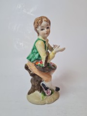 Статуэтка винтажная Goebel "Мальчик в яркой одежде с корзиной цветов", фарфор, 15 x 7см, Германия, 1960-70гг.