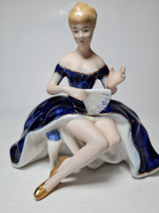 ARPO Винтажная статуэтка "Девушка в синем платье и с веером", 8см x 16см, Румыния, 1960-70гг.